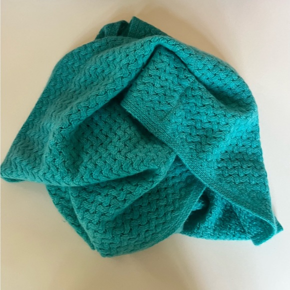 Teal green 100% cashmere Isaac Mizrahi infinity scarf pre-owned hardly worn - Picture 2 of 7